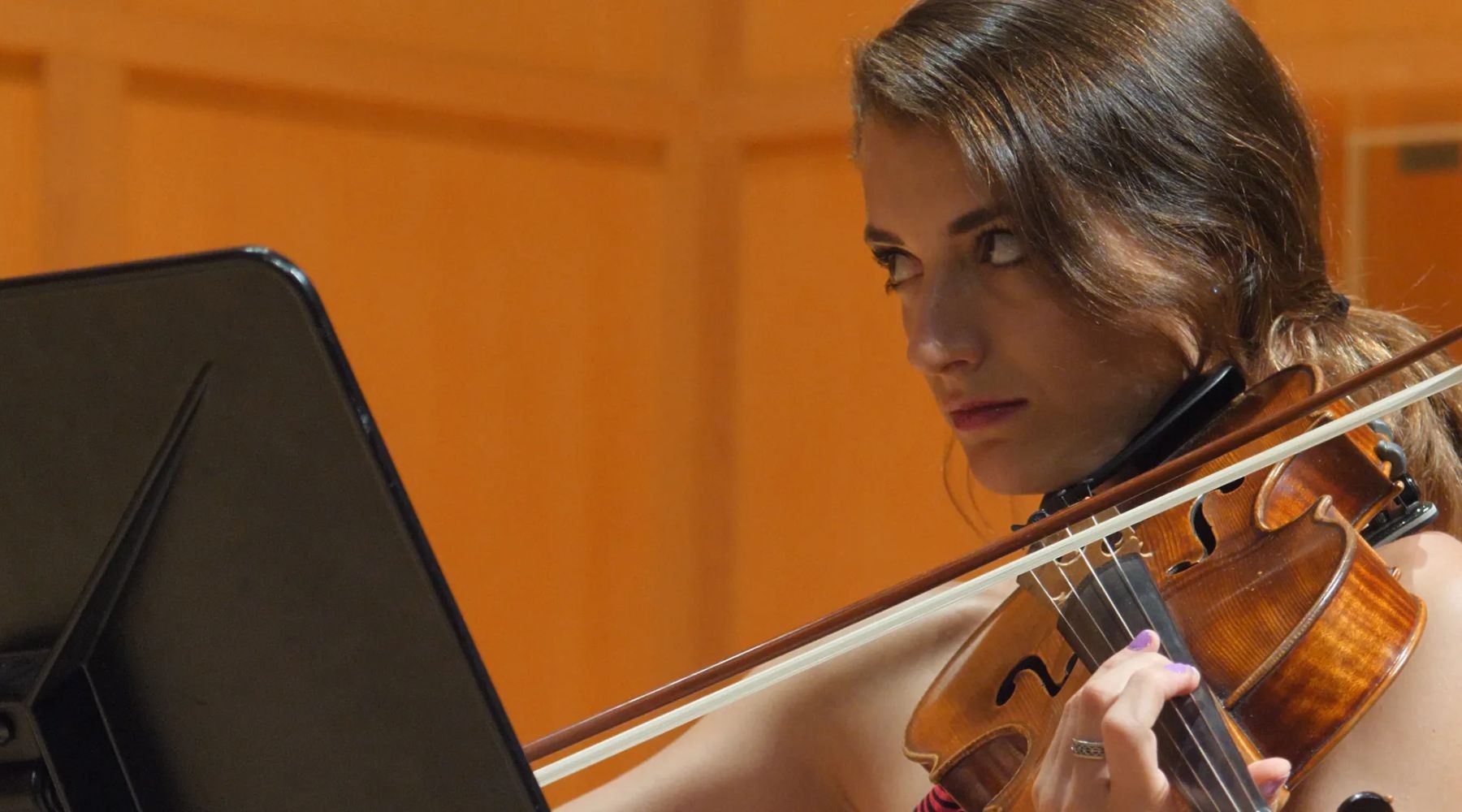 Woman violinist performing